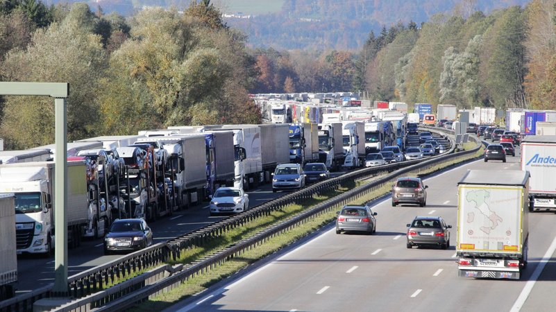 Zahlreiche Lastwagen stauen sich kilometerlang im Inntal auf der Autobahn 8 in Richtung Österreich. Grund ist eine Blockabfertigung an der Grenze. | Bild: picture alliance/dpa | Josef Reisner Zahlreiche Lastwagen stauen sich kilometerlang im Inntal auf der Autobahn 8 in Richtung Österreich. Grund ist eine Blockabfertigung an der Grenze.