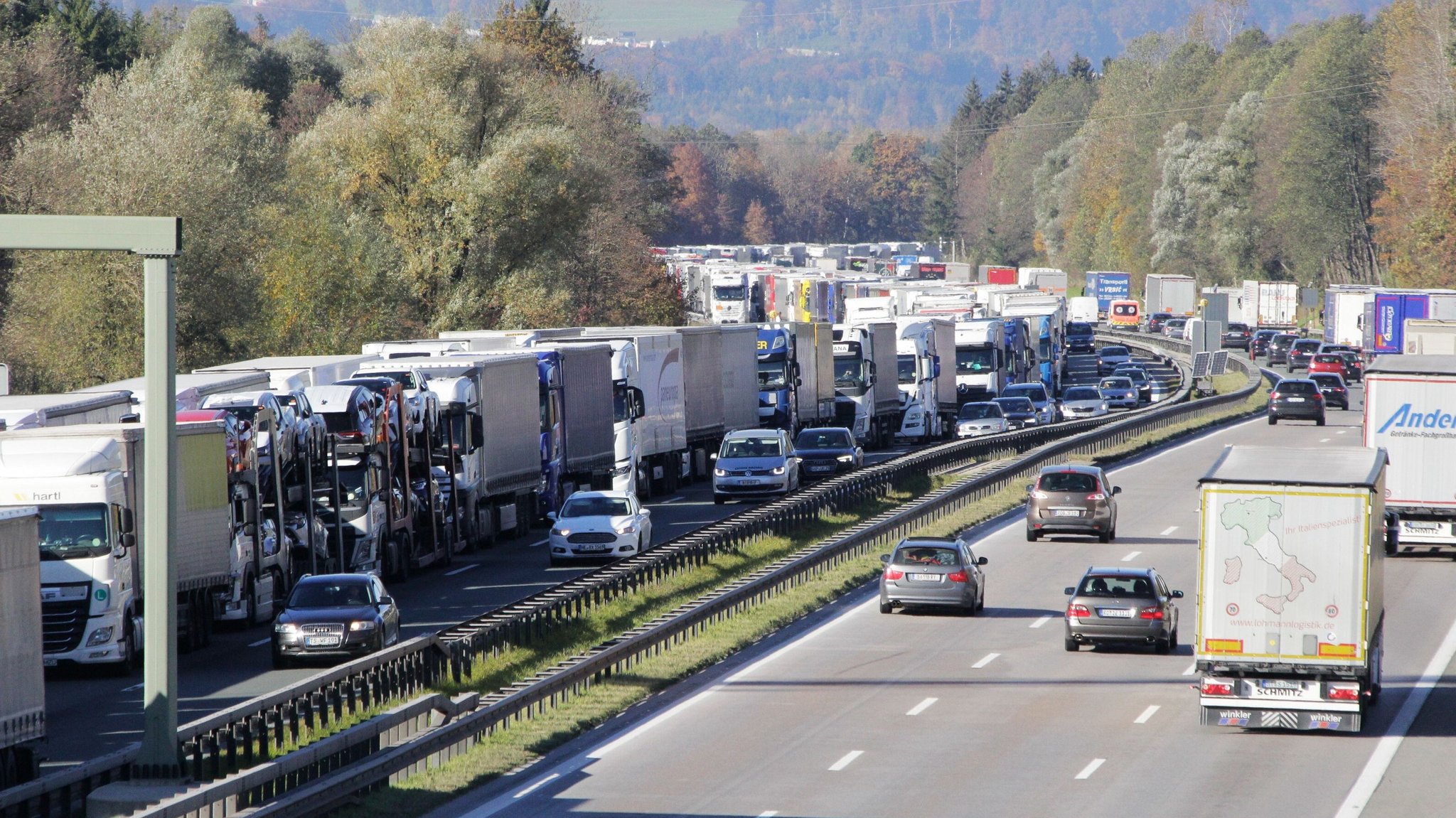 Zahlreiche Lastwagen stauen sich kilometerlang im Inntal auf der Autobahn 8 in Richtung Österreich. Grund ist eine Blockabfertigung an der Grenze.