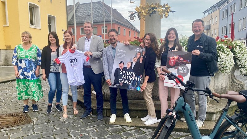 Ein Team der BR-Radltour war in Landau an der Isar zur Pressekonferenz zu Gast. | Bild: BR/Harald Mitterer Ein Team der BR-Radltour war in Landau an der Isar zur Pressekonferenz zu Gast.