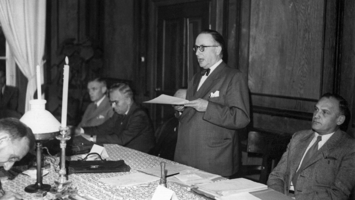 Auf Schloss Herrenchiemsee eröffnete am 10. August 1948 Staatsminister Dr. Anton Pfeiffer die Tagung, die den Grundstein für unser Grundgesetz legte.