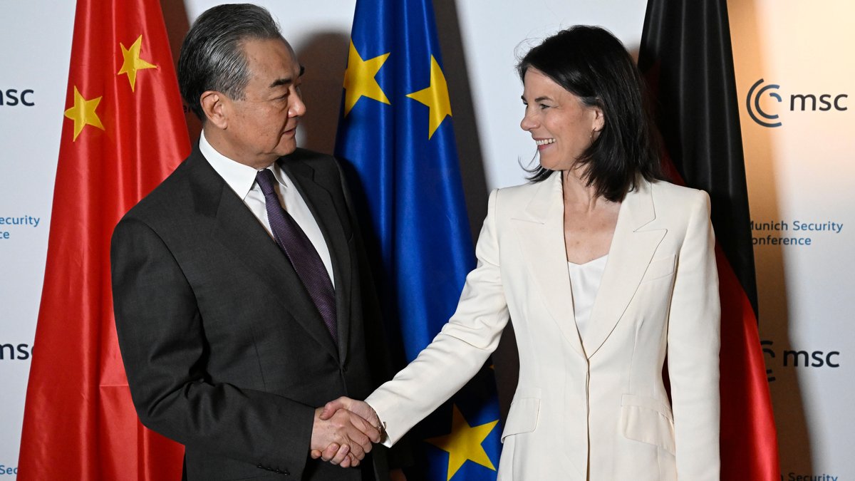 Die Deutsche Außenministerin Annalena Baerbock und ihr chinesischer Kollege Wang Yi bei der Münchner Sicherheitskonferenz.