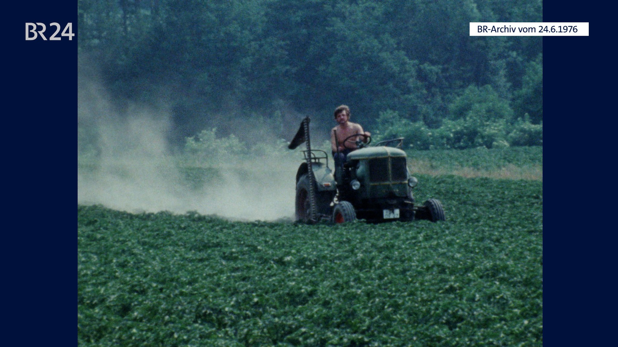 Traktor auf Kartoffelacker