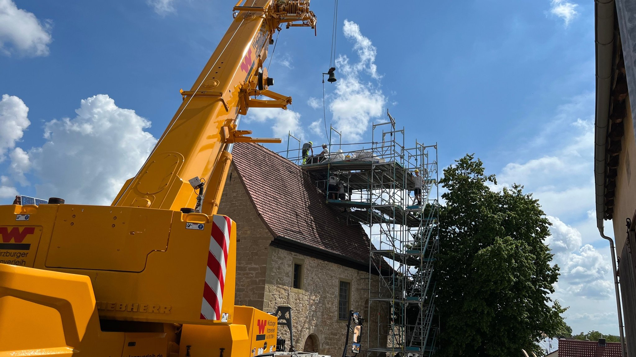 Der Turm der Kapelle in Eßfeld wird abgebaut. | Bild: BR/Valentin beige Der Turm der Kapelle in Eßfeld wird abgebaut.