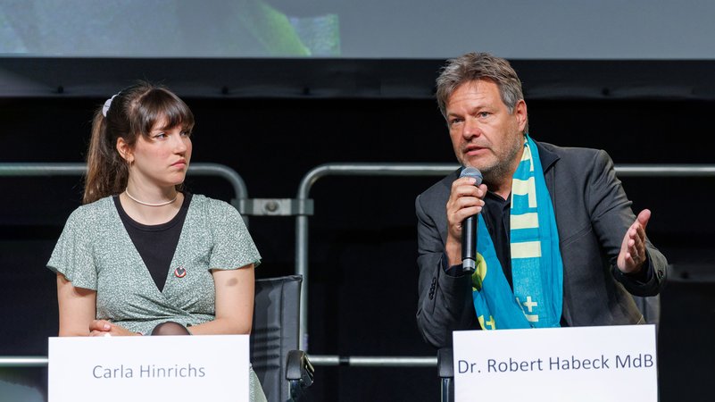 arla Hinrichs von der "Letzten Generation" und Wirtschaftsminister Robert Habeck bei einer Diskussionsveranstaltung auf dem Evangelischen Kirchentag in Nürnberg