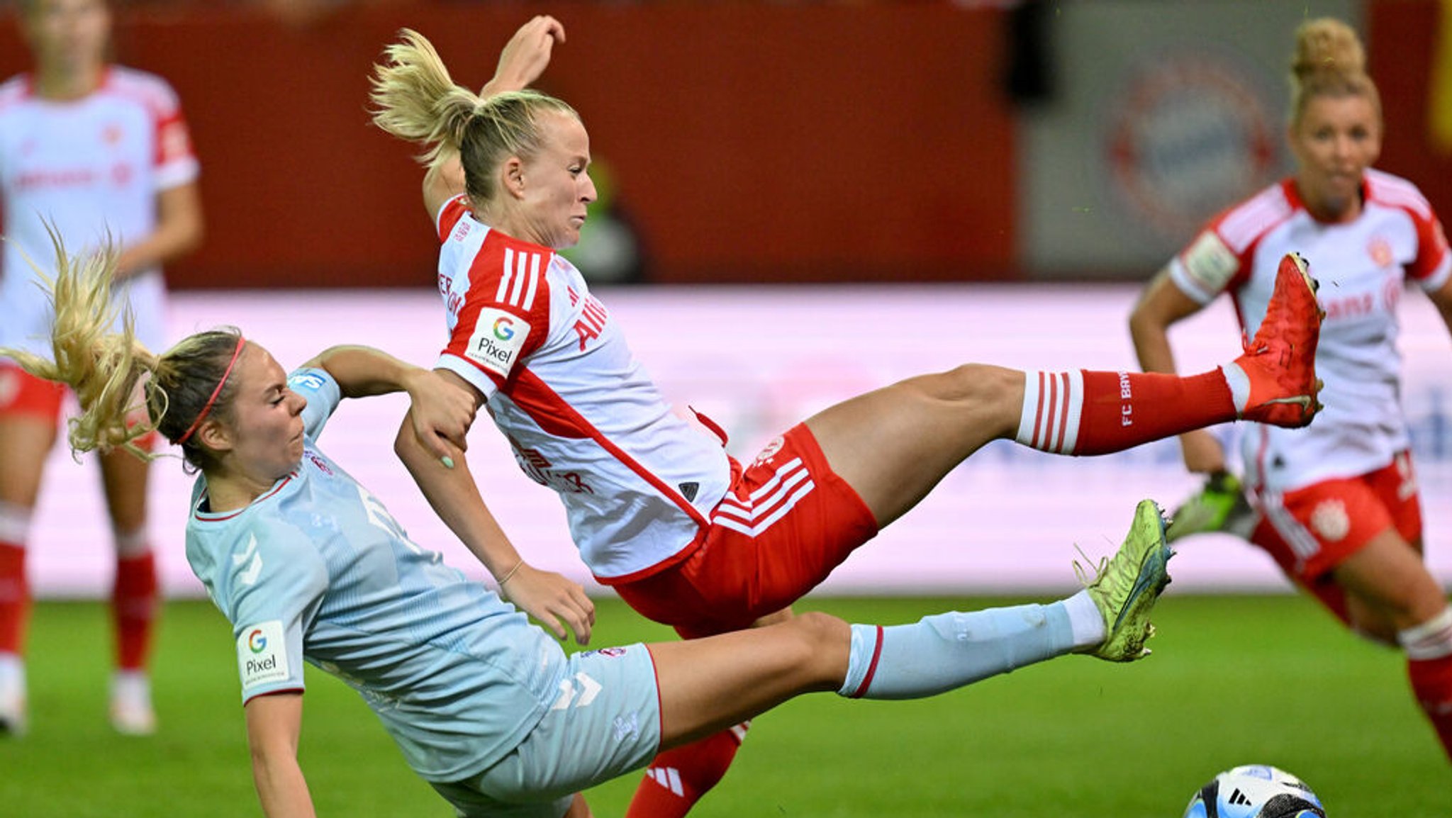 02.10.2023, Bayern, München: Fußball, Frauen: Bundesliga, Bayern München - 1. FC Köln, 2. Spieltag, Stadion an der Grünwalder Straße. Lea Schüller (r) vom FC Bayern München und Janina Hechler (l) vom 1. FC Köln kämpfen um den Ball. Foto: Peter Kneffel/dpa - WICHTIGER HINWEIS: Gemäß den Vorgaben der DFL Deutsche Fußball Liga bzw. des DFB Deutscher Fußball-Bund ist es untersagt, in dem Stadion und/oder vom Spiel angefertigte Fotoaufnahmen in Form von Sequenzbildern und/oder videoähnlichen Fotostrecken zu verwerten bzw. verwerten zu lassen. +++ dpa-Bildfunk +++