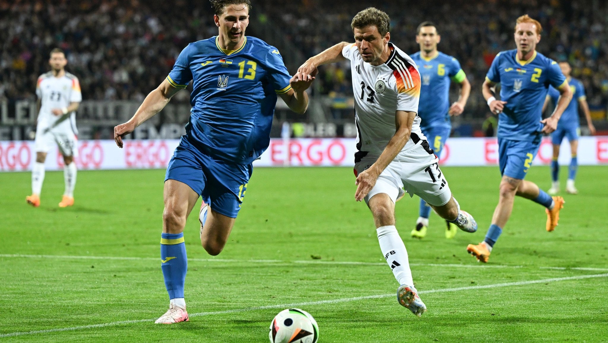 03.06.2024, Bayern, Nürnberg: Fußball: Länderspiele, Deutschland - Ukraine, Max-Morlock-Stadion, Deutschlands Thomas Müller (r) und Ukraines Illja Sabarnyj kämpfen um den Ball.