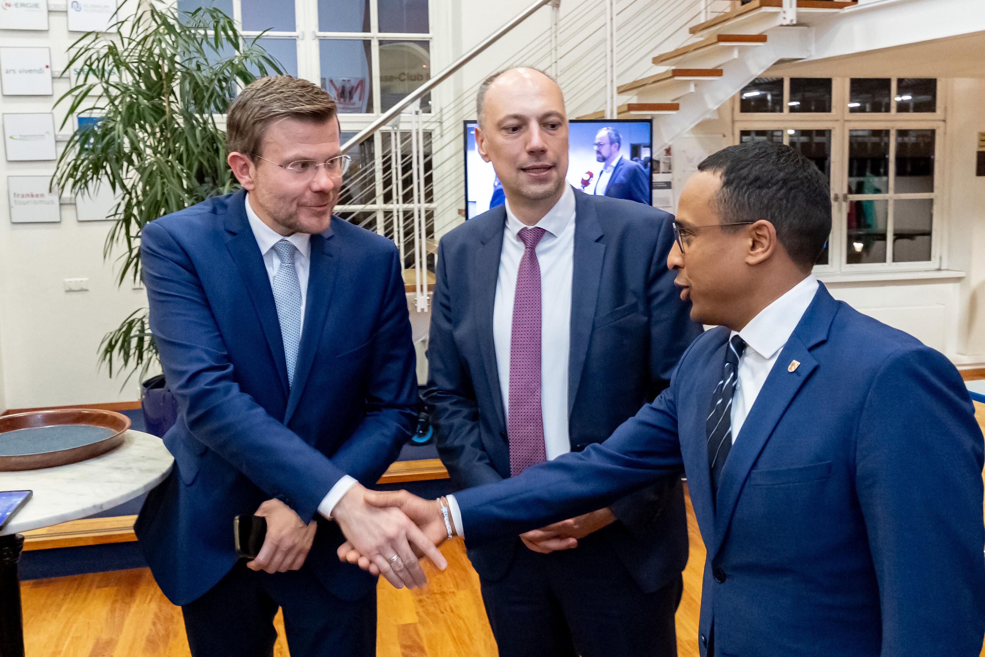 Marcus König (l), amtierender Oberbürgermeister von Nürnberg und CSU-Spitzenkadidat, und Nasser Ahmed (r), SPD-Spitzenkadidat für das Amt des Oberbürgermeisters in Nürnberg