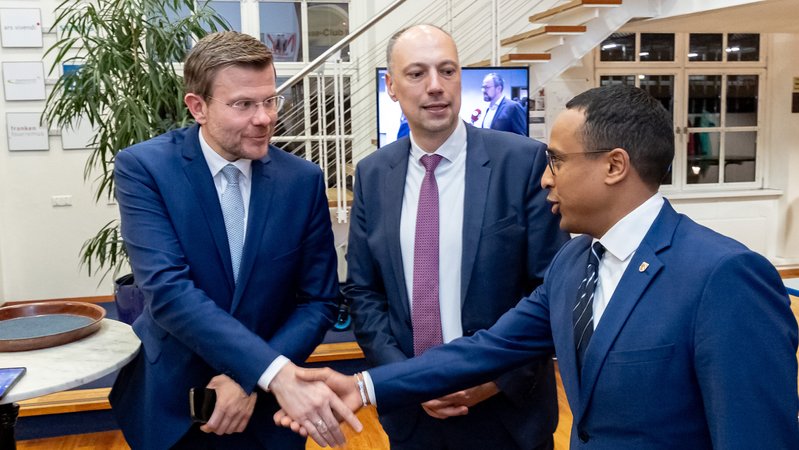 Marcus König (l), amtierender Oberbürgermeister von Nürnberg und CSU-Spitzenkadidat, und Nasser Ahmed (r), SPD-Spitzenkadidat für das Amt des Oberbürgermeisters in Nürnberg | Bild: pa/dpa/ Daniel Karmann Marcus König (l), amtierender Oberbürgermeister von Nürnberg und CSU-Spitzenkadidat, und Nasser Ahmed (r), SPD-Spitzenkadidat für das Amt des Oberbürgermeisters in Nürnberg