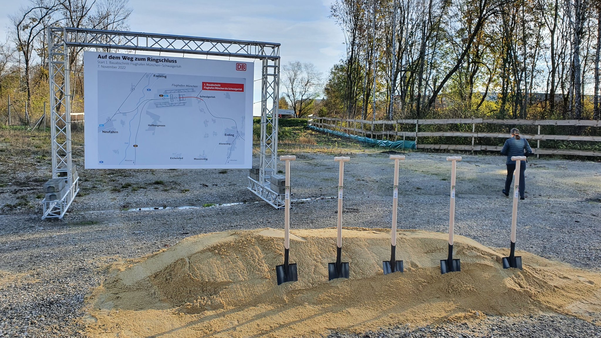 Schaufeln für den offiziellen Spatenstich zum "Erdinger Ringschluss" stecken in einem Sandhaufen.