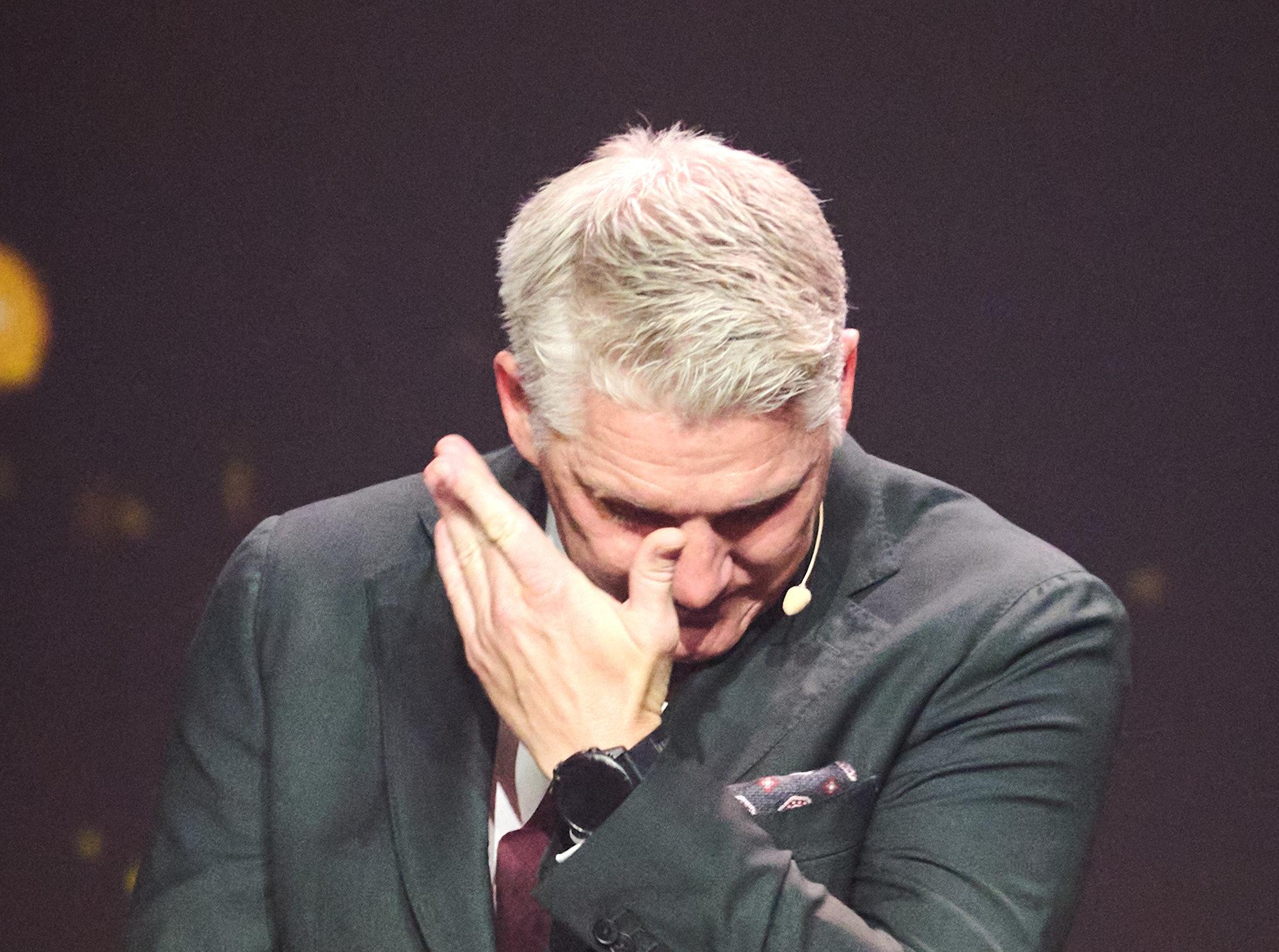 06.10.2025, Nordrhein-Westfalen, Dortmund: Fußball: Aufnahme weiterer Legenden in die Hall of Fame des deutschen Fußballs. Bastian Schweinsteiger, neu ernanntes Mitglied der Hall of Fame des deutschen Fußballs steht gerührt auf der Bühne. 