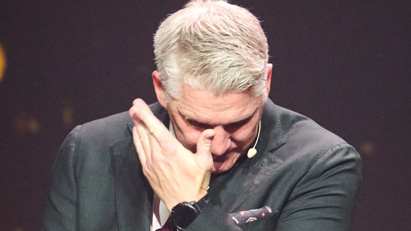 06.10.2025, Nordrhein-Westfalen, Dortmund: Fußball: Aufnahme weiterer Legenden in die Hall of Fame des deutschen Fußballs. Bastian Schweinsteiger, neu ernanntes Mitglied der Hall of Fame des deutschen Fußballs steht gerührt auf der Bühne. | Bild: dpa-Bildfunk/Bernd Thissen 06.10.2025, Nordrhein-Westfalen, Dortmund: Fußball: Aufnahme weiterer Legenden in die Hall of Fame des deutschen Fußballs. Bastian Schweinsteiger, neu ernanntes Mitglied der Hall of Fame des deutschen Fußballs steht gerührt auf der Bühne.