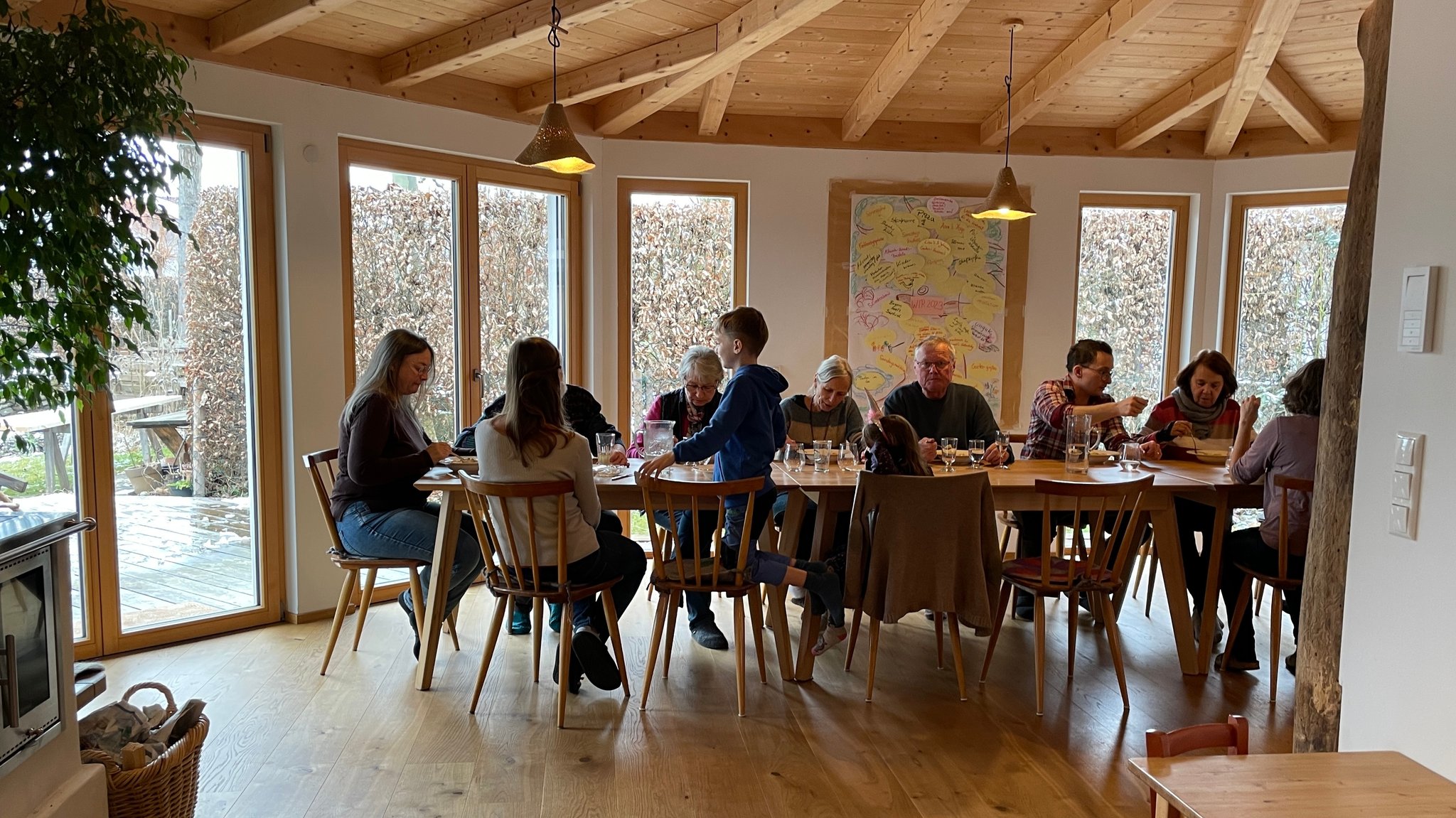 Die Bewohner der "Oase Thalham" sitzen an einem Tisch beim Essen