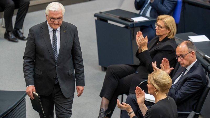 (Archivbild) Bundespräsident Frank-Walter Steinmeier geht nach seiner Rede in der Gedenkstunde zum 80. Jahrestag des Endes des Zweiten Weltkriegs im Bundestag vor Julia Klöckner (vorne, CDU), Bundestagspräsidentin, Bundeskanzler Friedrich Merz (CDU) und Anke Rehlinger (SPD), Bundesratspräsidentin und Ministerpräsidentin des Saarland. | Bild: picture alliance/dpa | Michael Kappeler (Archivbild) Bundespräsident Frank-Walter Steinmeier geht nach seiner Rede in der Gedenkstunde zum 80. Jahrestag des Endes des Zweiten Weltkriegs im Bundestag vor Julia Klöckner (vorne, CDU), Bundestagspräsidentin, Bundeskanzler Friedrich Merz (CDU) und Anke Rehlinger (SPD), Bundesratspräsidentin und Ministerpräsidentin des Saarland.