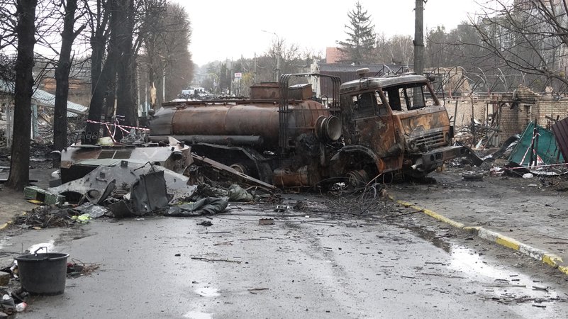 Zerstörtes militärisches Material steht auf einer Straße im Kiewer Vorort Butscha. | Bild: picture alliance/dpa | Michael Fischer Zerstörtes militärisches Material steht auf einer Straße im Kiewer Vorort Butscha.