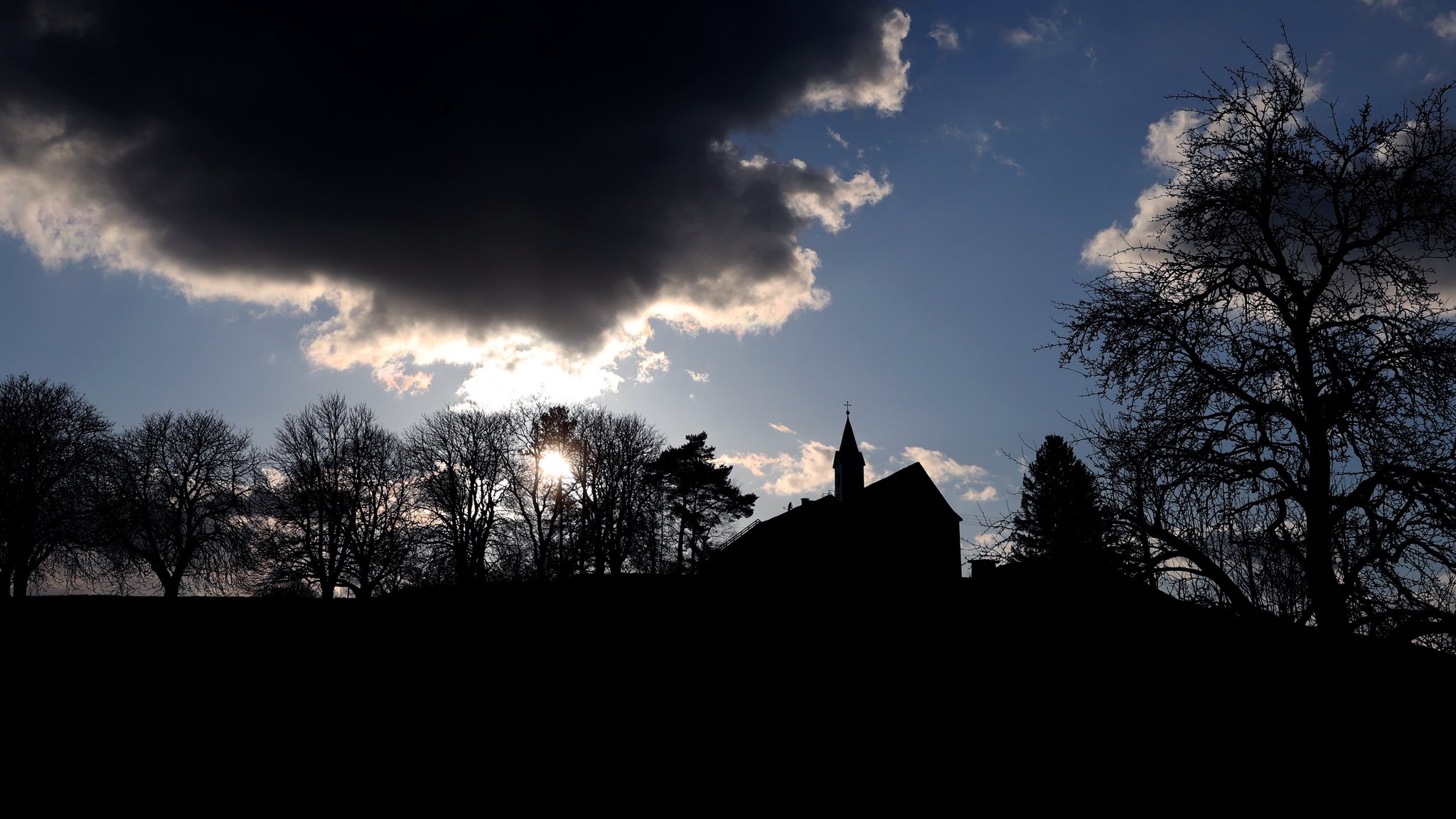 Sonne und Wolken über Wallfahrtskirche 