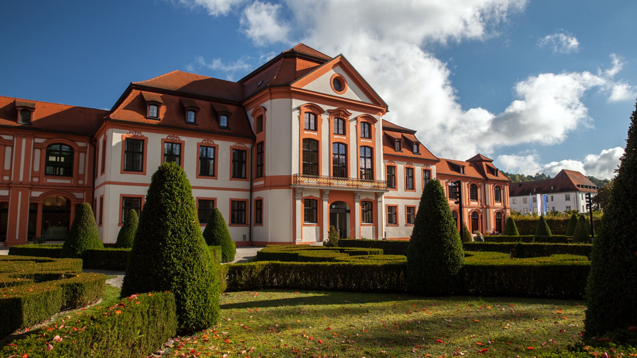 Das Universitätsgebäude, mit Blick von der Parkanlage.