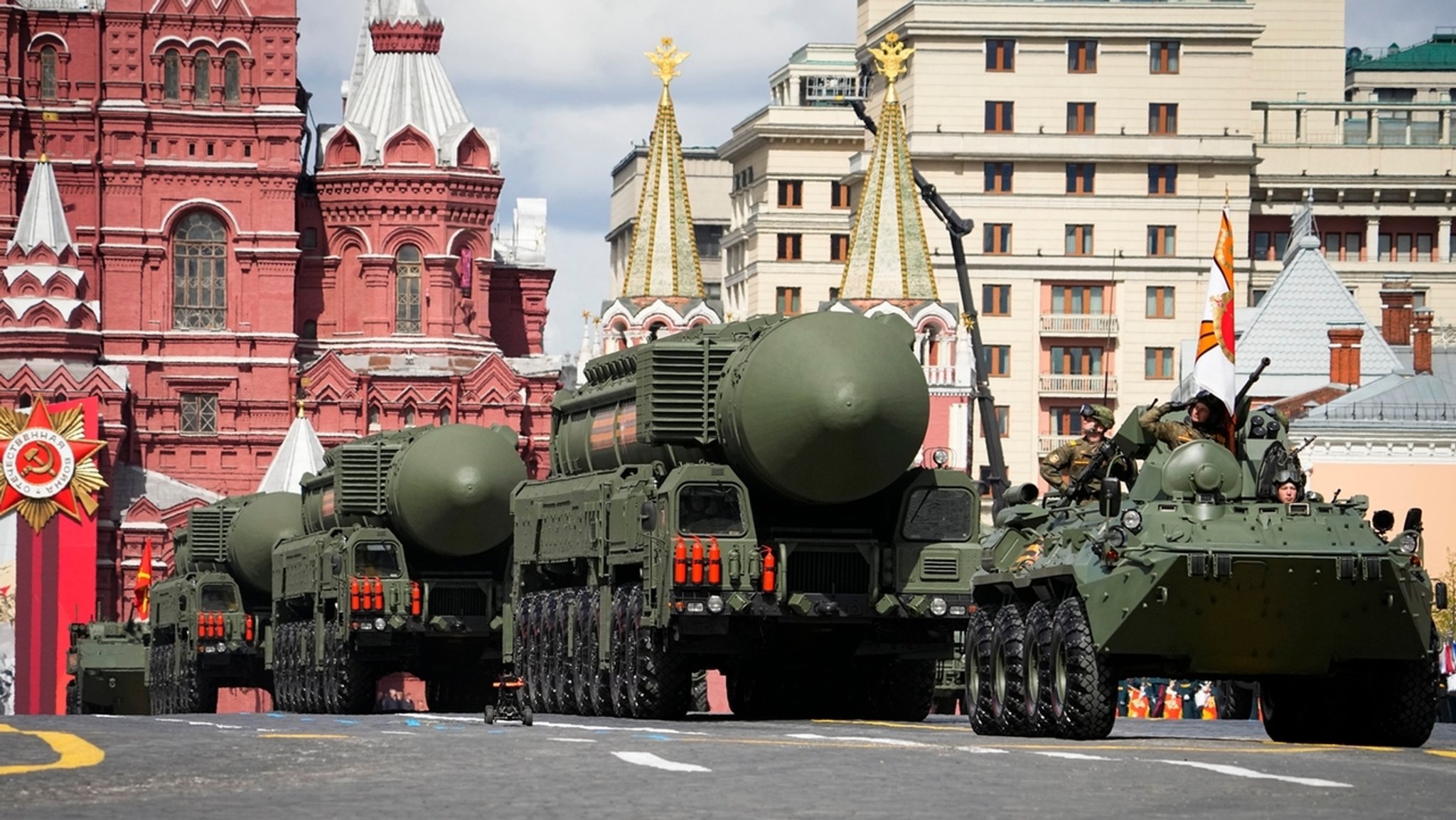 Russische ballistische RS-24 Yars-Raketen werden während der Militärparade zum "Tag des Sieges" durch Moskau gefahren. 