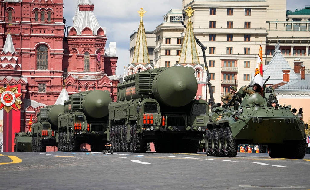Russische ballistische RS-24 Yars-Raketen werden während der Militärparade zum "Tag des Sieges" durch Moskau gefahren. 