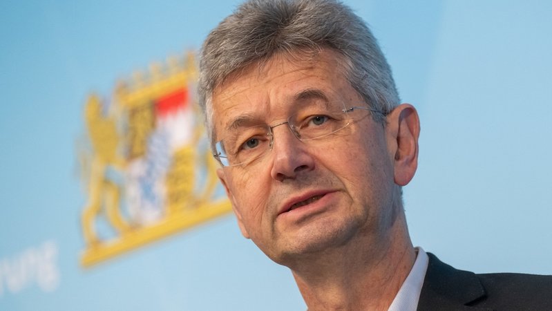 Michael Piazolo (Freie Wähler), bayerischer Staatsminister für Unterricht und Kultus, nimmt nach der Sitzung des bayerischen Kabinetts an einer Pressekonferenz teil.