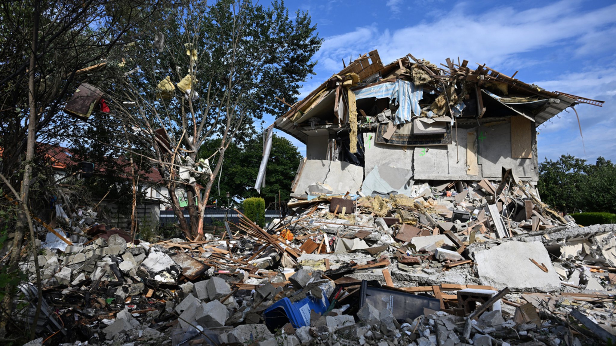 Zerstörtes Reihenhaus nach einer Gasexplosion am 26.07.2024 in Memmingen