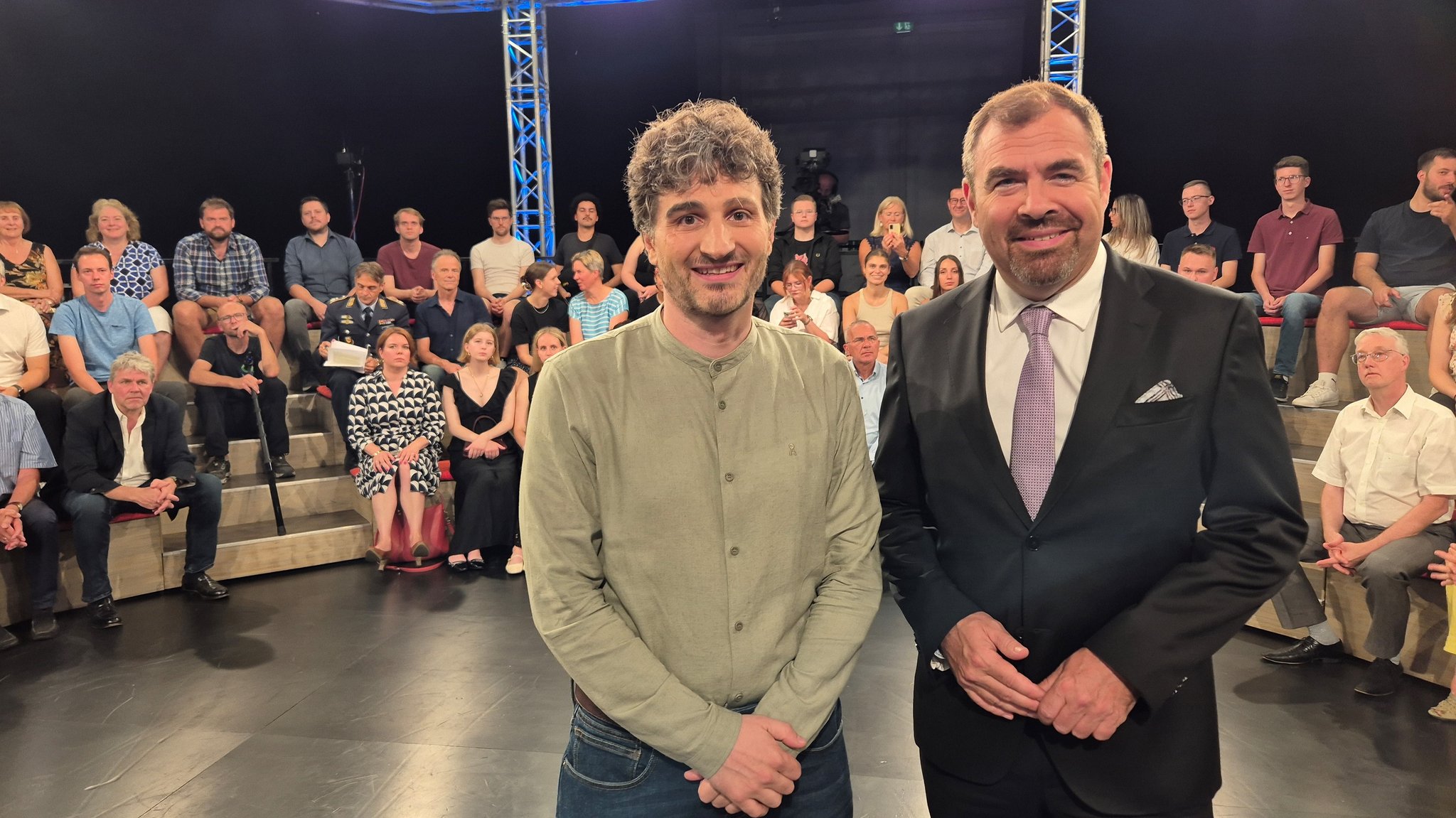 Ateş Gürpinar und Florian Hahn vor Bürgerinnen und Bürgern in der "jetzt red i"-Arena