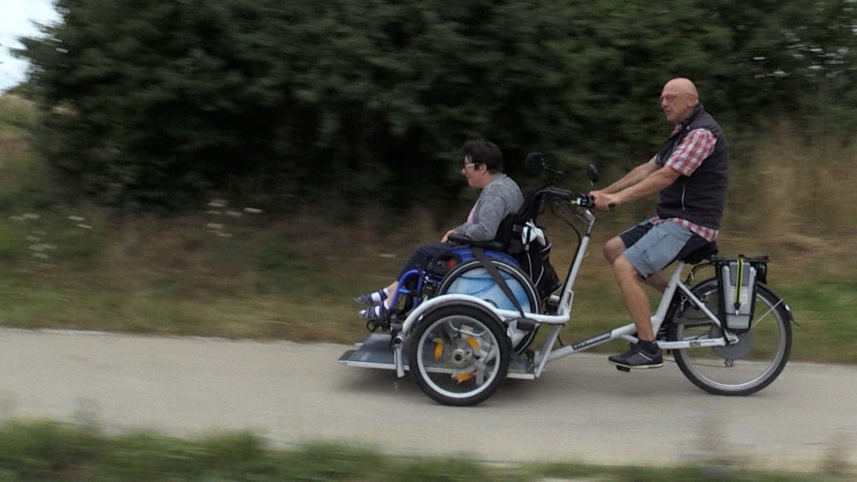 Wind im Haar: Diese Rollstuhl-Rikscha sorgt für Fahrrad-Gefühle