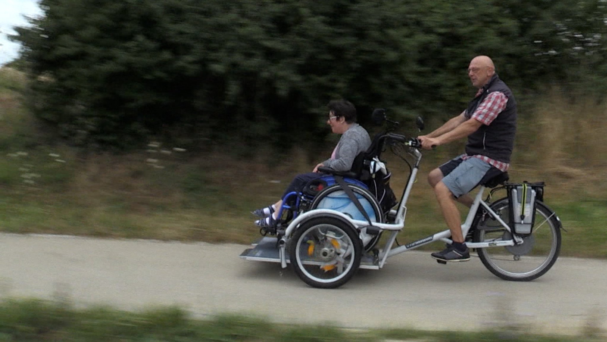 Wind im Haar: Diese Rollstuhl-Rikscha sorgt für Fahrrad-Gefühle