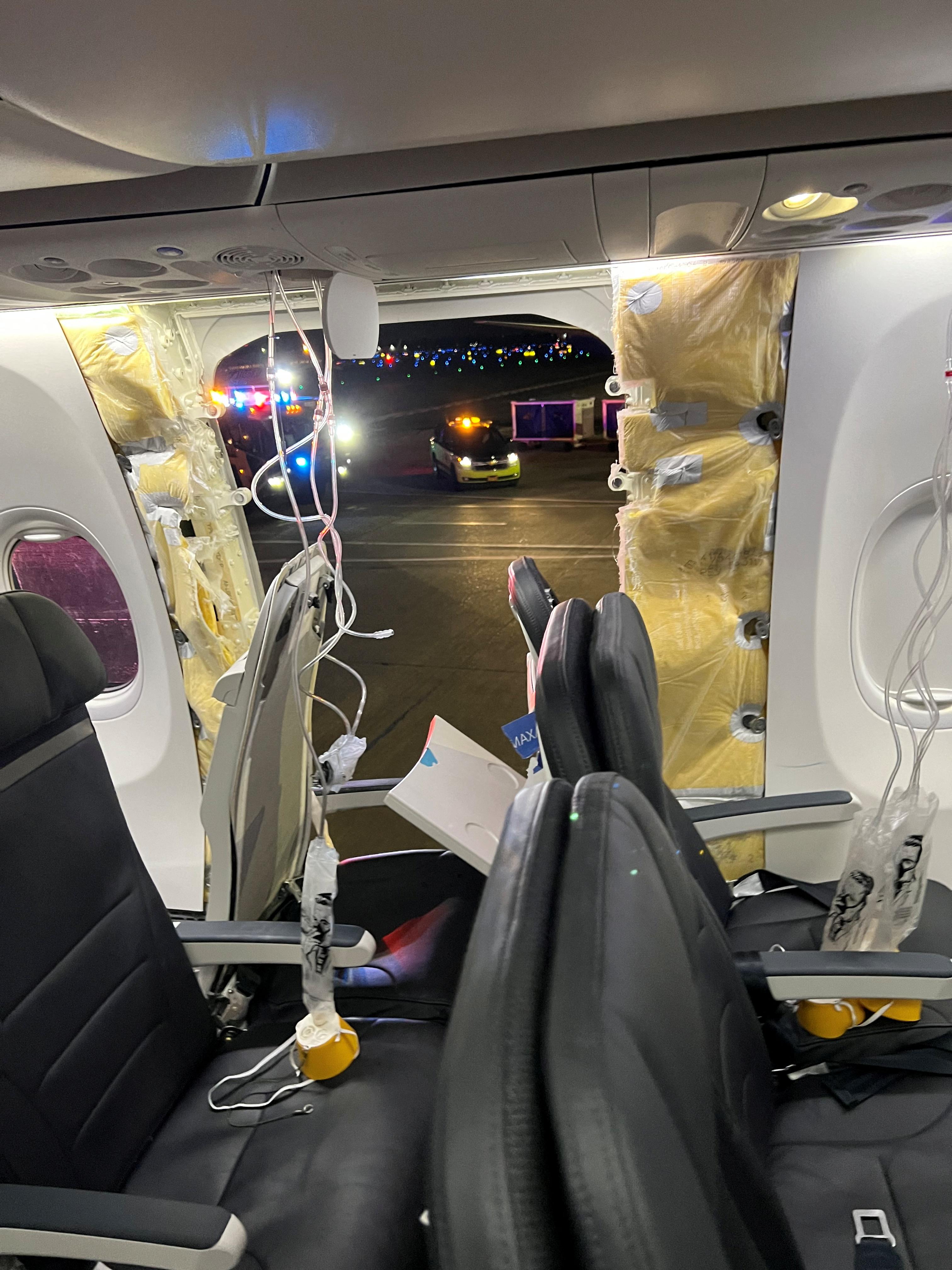 Das Foto eines Passagiers zeigt das herausgerissene Fensterteil einer Boeing 737-9 Max.