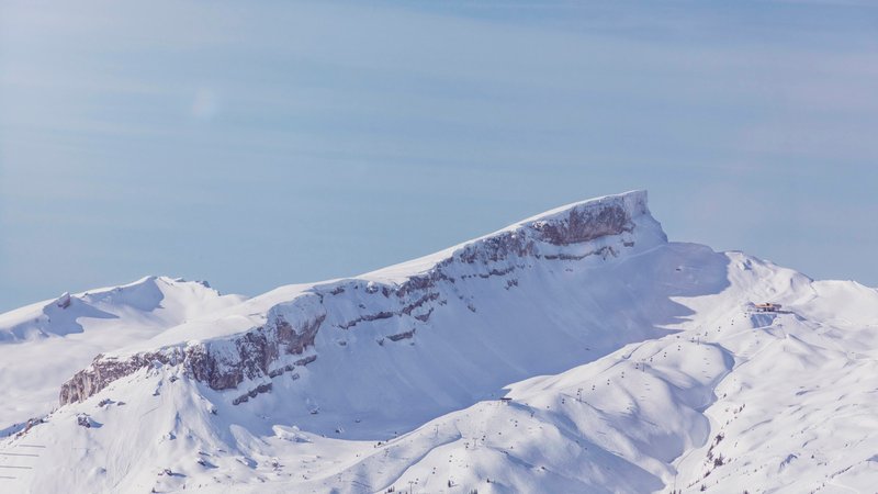 Archiv: Das markante Ifenplateau im österreichischen Kleinwalsertal. Im Vordergrund die Lifte des Skigebiets. | Bild: picture alliance / Westend61 | Michael Malorny Archiv: Das markante Ifenplateau im österreichischen Kleinwalsertal. Im Vordergrund die Lifte des Skigebiets.