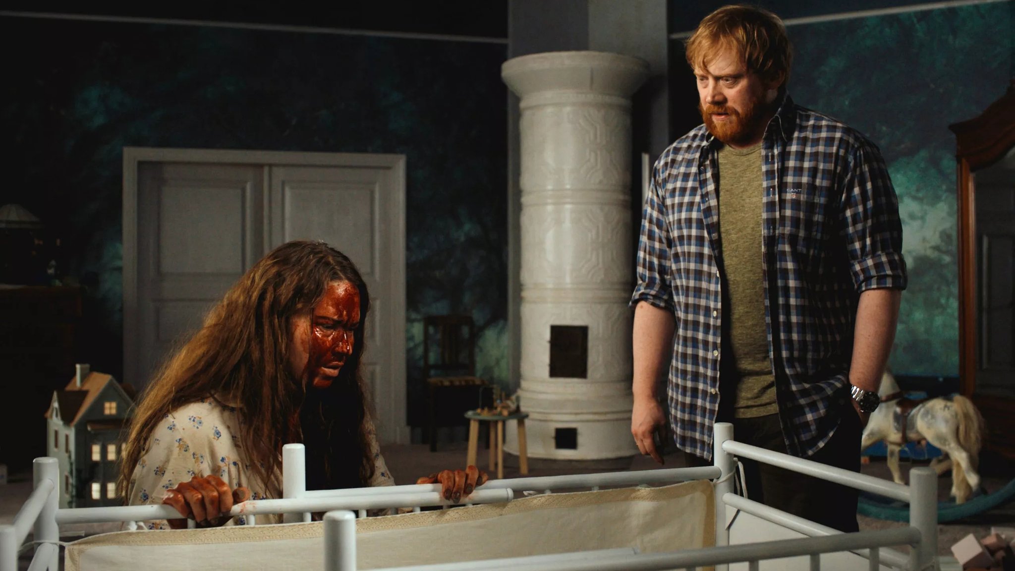 Irgendwas stimmt da doch nicht: Seidi Haarla (l.) und Rupert Grint als verzweifeltes Elternpaar in "Nightborn"