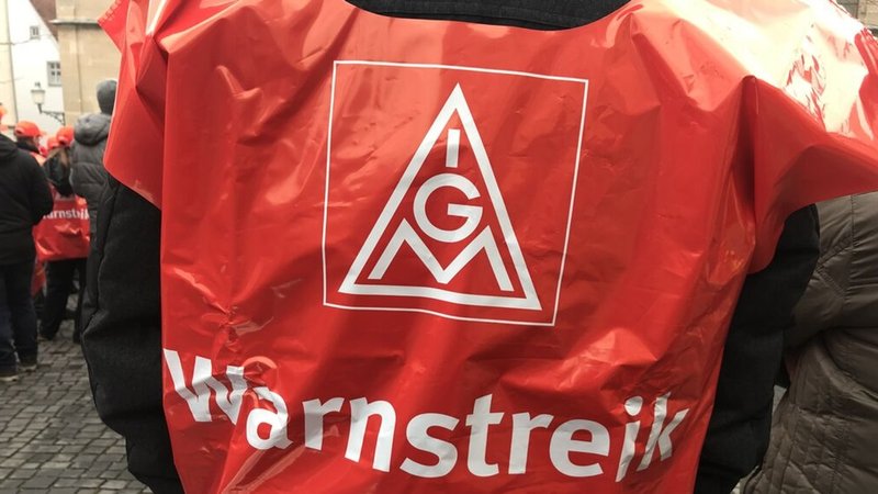 Im Tarifkonflikt der Metallbranche packt die IG Metall jetzt Trillerpfeifen und Streikwesten aus. Um Mitternacht endet die Friedenspflicht. | Bild: BR/Markus Klingele Im Tarifkonflikt der Metallbranche packt die IG Metall jetzt Trillerpfeifen und Streikwesten aus. Um Mitternacht endet die Friedenspflicht.