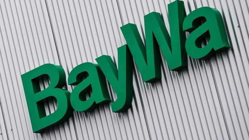 Die BayWa will aufgrund der finanziell angespannten Lage bis 2027 26 ihrer 400 Standorte schließen. | Bild: dpa-Bildfunk/David-Wolfgang Ebener Die BayWa will aufgrund der finanziell angespannten Lage bis 2027 26 ihrer 400 Standorte schließen.