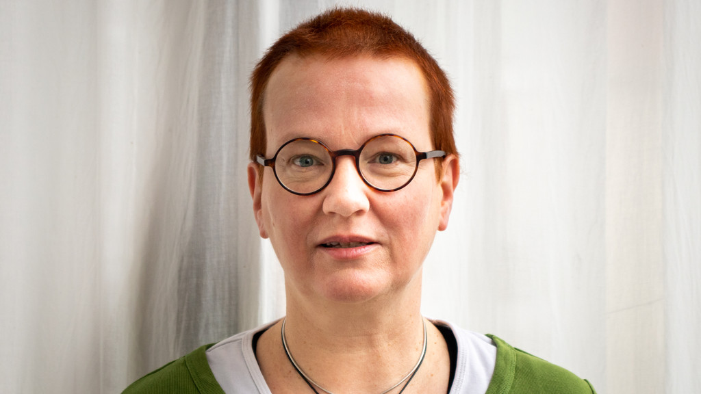 Ein Frau vor weißem Hintergrund mit Brille, es ist die Atomkraft-Befürworterin Anna Wendland