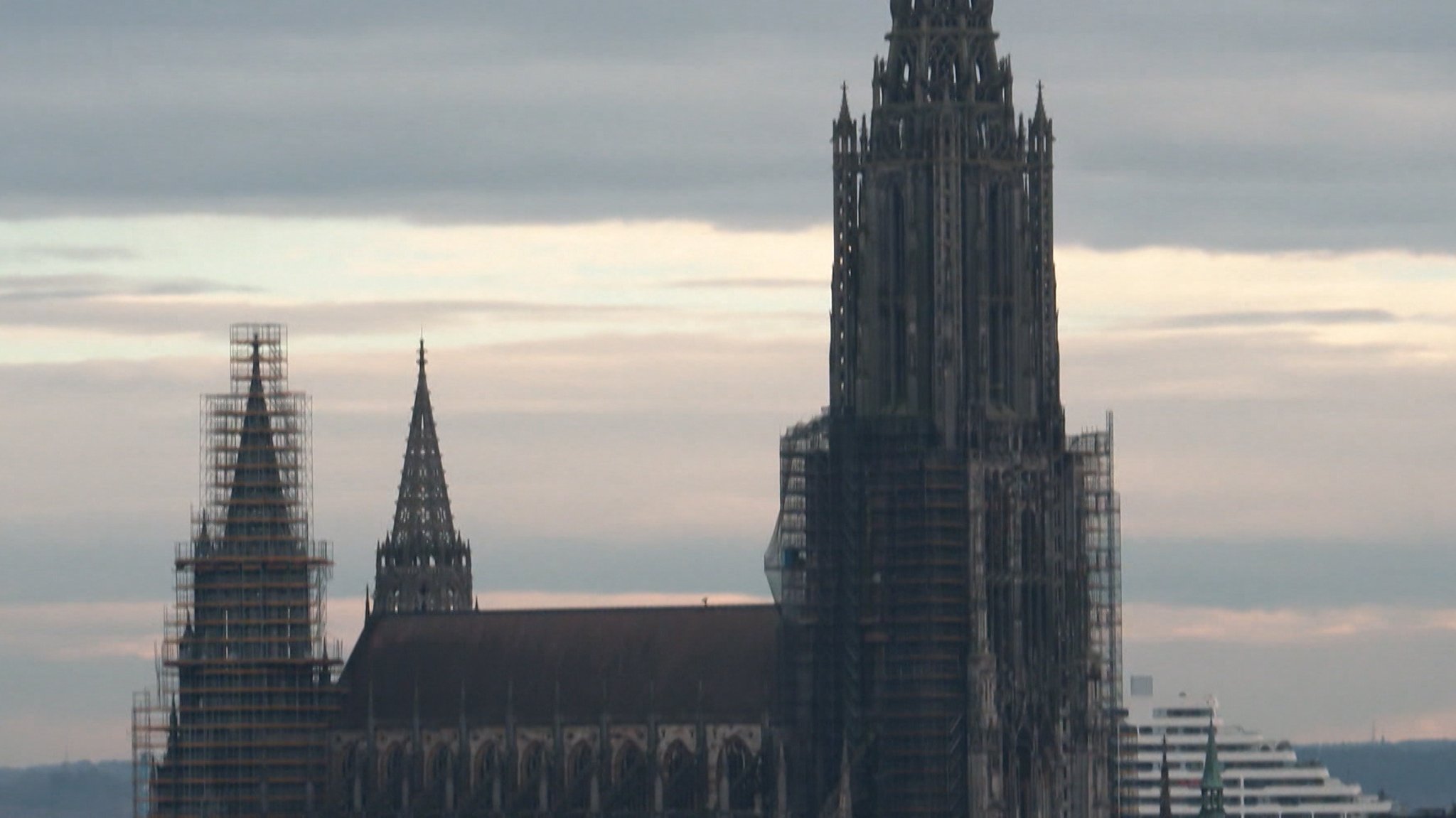 Noch ist der Turm des Ulmer Münsters der höchste der Welt. Doch ein paar Kilometer weiter wird an der Konkurrenz gearbeitet.