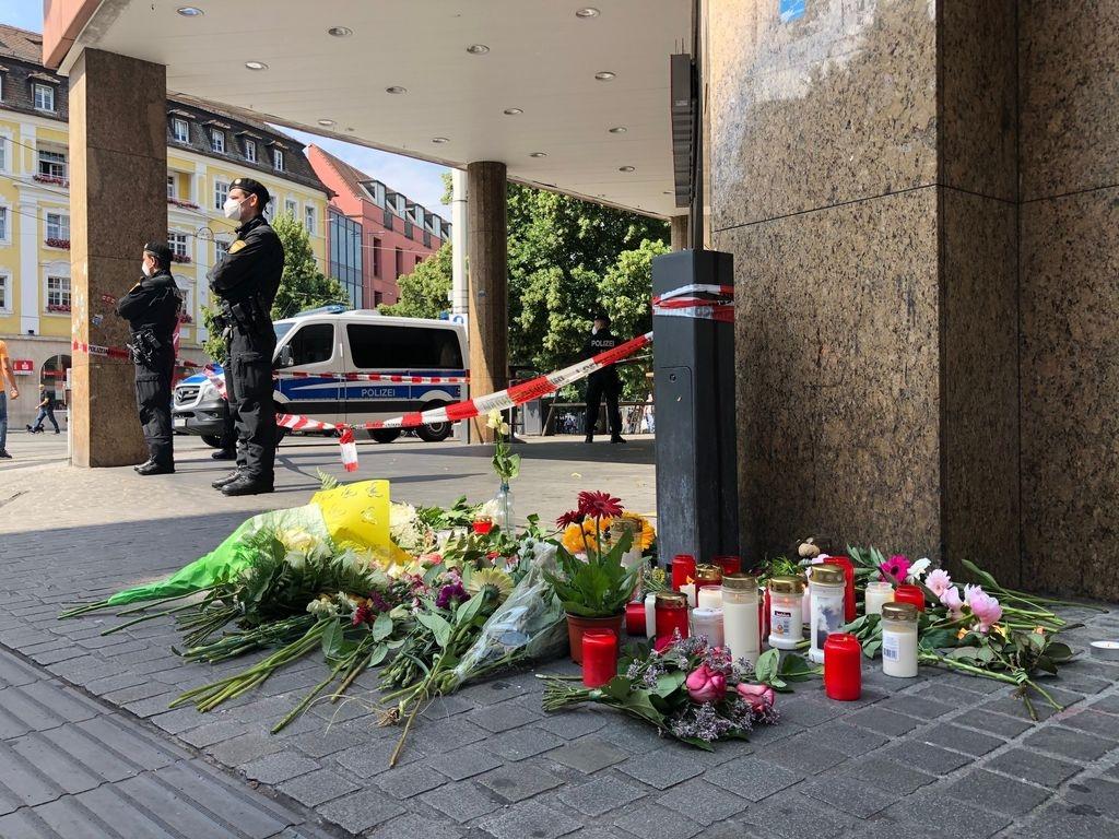 26.06.2021, Würzburg - Am 25.06. gegen 17.00 Uhr hatte ein Mann am Barbarossaplatz in der Würzburger Innenstadt wahllos Menschen mit einem Messer attackiert. Drei Menschen starben, fünf Menschen wurden schwer und drei leicht verletzt. Im Bild: Der Tatort am 26.06.2021.