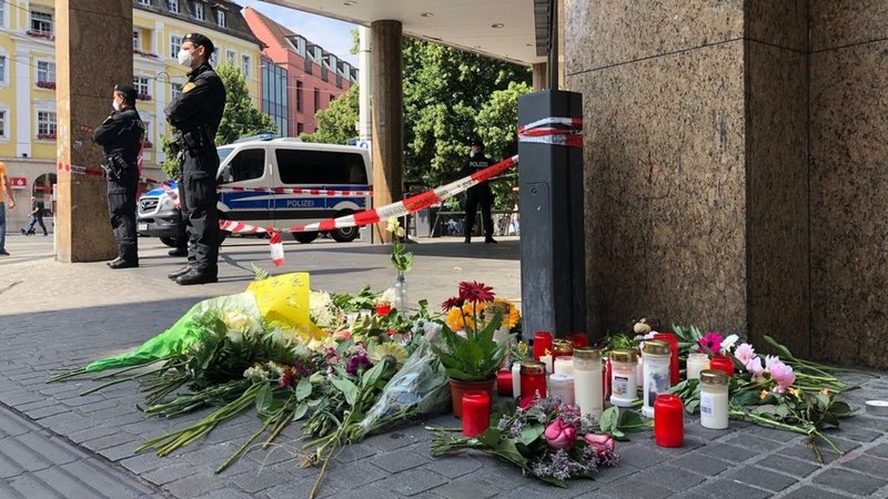 26.06.2021, Würzburg - Am 25.06. gegen 17.00 Uhr hatte ein Mann am Barbarossaplatz in der Würzburger Innenstadt wahllos Menschen mit einem Messer attackiert. Drei Menschen starben, fünf Menschen wurden schwer und drei leicht verletzt. Im Bild: Der Tatort am 26.06.2021. | Bild: BR/Carolin Hasenauer 26.06.2021, Würzburg - Am 25.06. gegen 17.00 Uhr hatte ein Mann am Barbarossaplatz in der Würzburger Innenstadt wahllos Menschen mit einem Messer attackiert. Drei Menschen starben, fünf Menschen wurden schwer und drei leicht verletzt. Im Bild: Der Tatort am 26.06.2021.