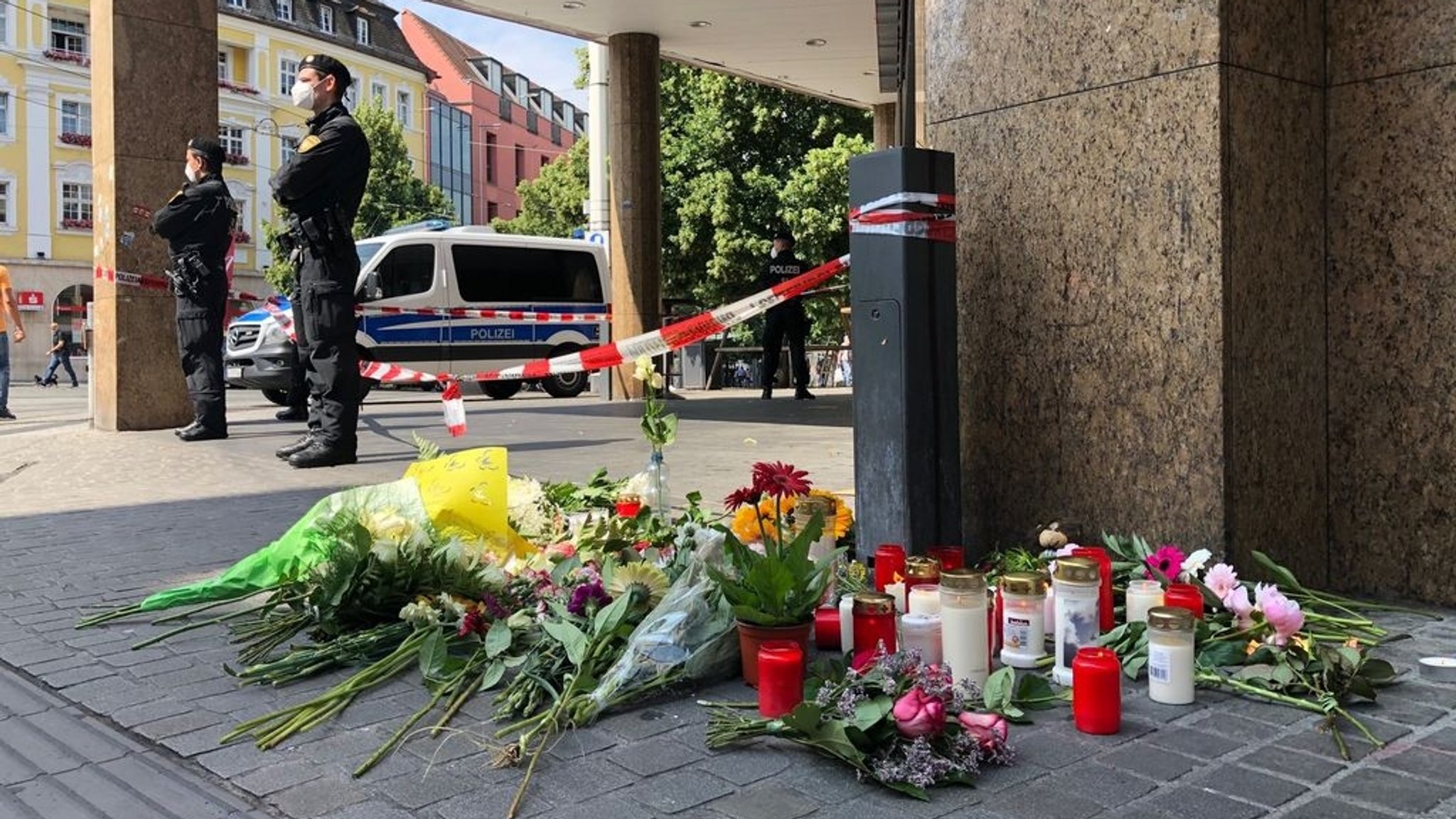 26.06.2021, Würzburg - Am 25.06. gegen 17.00 Uhr hatte ein Mann am Barbarossaplatz in der Würzburger Innenstadt wahllos Menschen mit einem Messer attackiert. Drei Menschen starben, fünf Menschen wurden schwer und drei leicht verletzt. Im Bild: Der Tatort am 26.06.2021. | Bild: BR/Carolin Hasenauer 26.06.2021, Würzburg - Am 25.06. gegen 17.00 Uhr hatte ein Mann am Barbarossaplatz in der Würzburger Innenstadt wahllos Menschen mit einem Messer attackiert. Drei Menschen starben, fünf Menschen wurden schwer und drei leicht verletzt. Im Bild: Der Tatort am 26.06.2021.