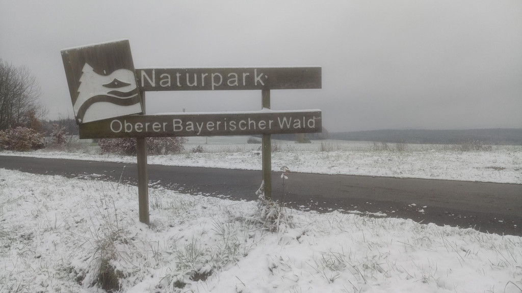 Schild "Naturpark Oberer Bayerischer Wald" in nördlichen Oberpfalz, Kreis Schwandorf, bei Bodenwöhr