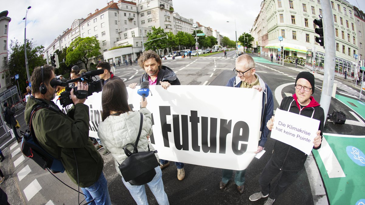 Die Science Busters protestieren mit Aktivisten der Letzten Generation am Montag, 15.05.2023 in Wien.