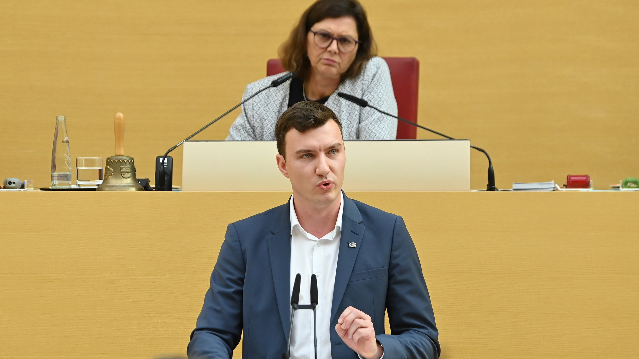 Bayerischer Landtag, 16.10.2024: Der AfD-Abgeordnete Oskar Lipp am Rednerpult, im Hintergrund Landtagspräsidentin Ilse Aigner (CSU).