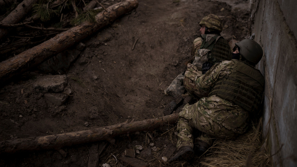 Ukrainische Soldaten gehen in Irpin nordwestlich von Kiew vor Artilleriebeschuss in Deckung.
