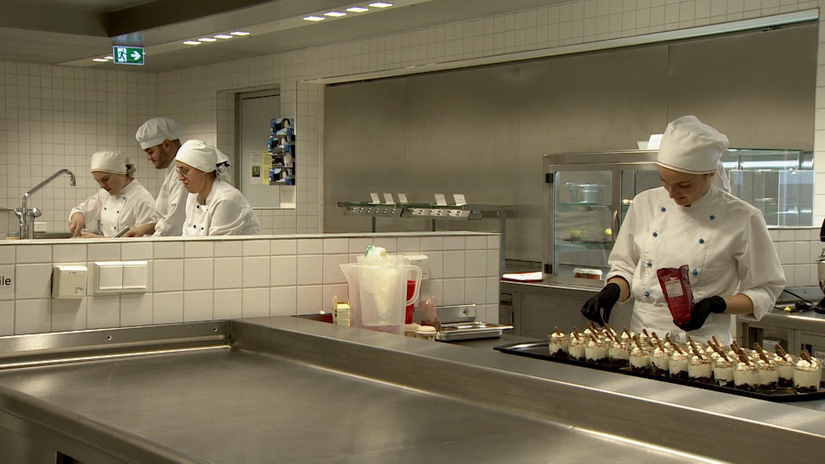 Vier Schüler der Technikerschule arbeiten in der schuleigenen Großküche