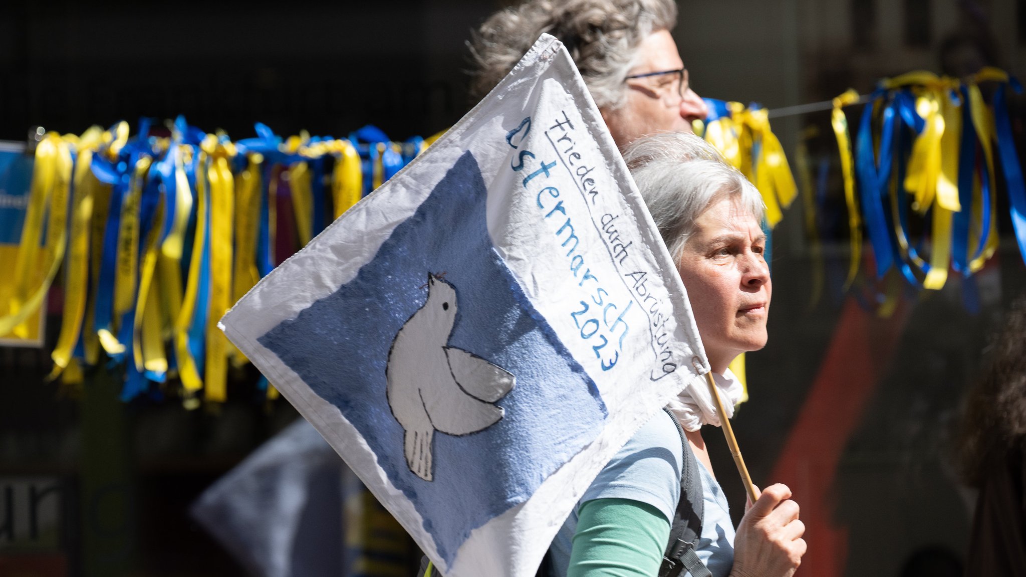 Seit den Ostermärschen im vergangenen Jahr wird darüber diskutiert, ob die Friedensbewegung von der politischen Rechten unterwandert werden.