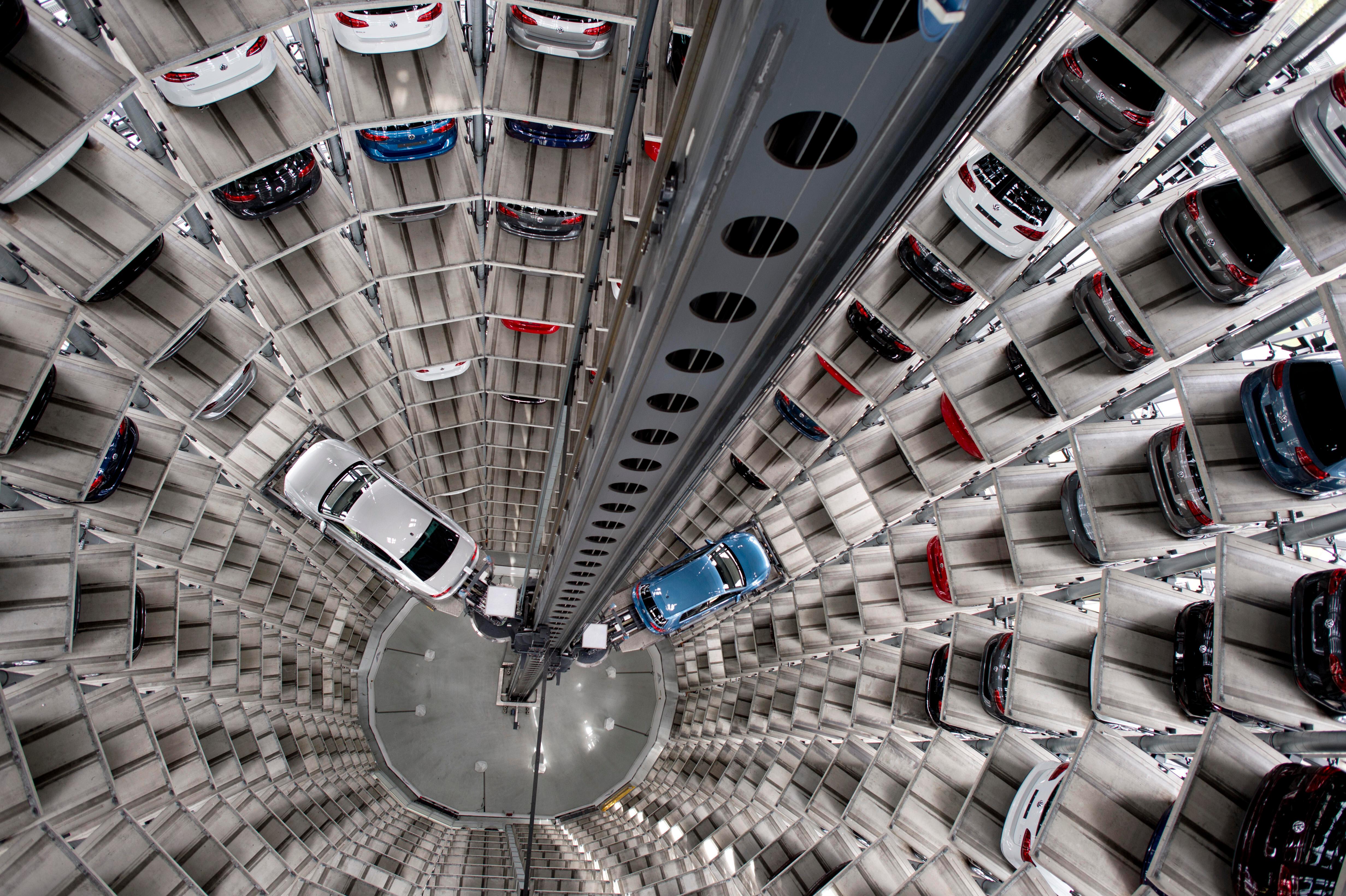 Innenansicht vom Autoturm mit Auto und Aufzug fuer Autos, die Autoauslieferung an Direktabholer, in der Autostadt GmbH von der Volkswagen AG im Stammwerk Wolfsburg. 