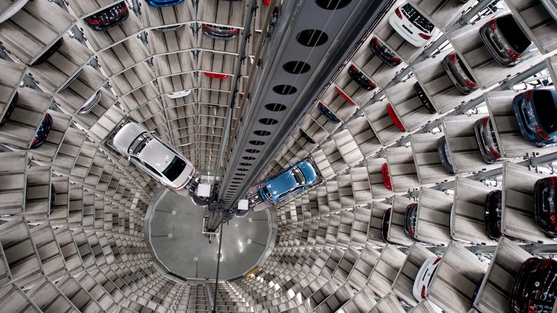 Innenansicht vom Autoturm mit Auto und Aufzug fuer Autos, die Autoauslieferung an Direktabholer, in der Autostadt GmbH von der Volkswagen AG im Stammwerk Wolfsburg. | Bild: picture alliance / IPON | Stefan Boness Innenansicht vom Autoturm mit Auto und Aufzug fuer Autos, die Autoauslieferung an Direktabholer, in der Autostadt GmbH von der Volkswagen AG im Stammwerk Wolfsburg.