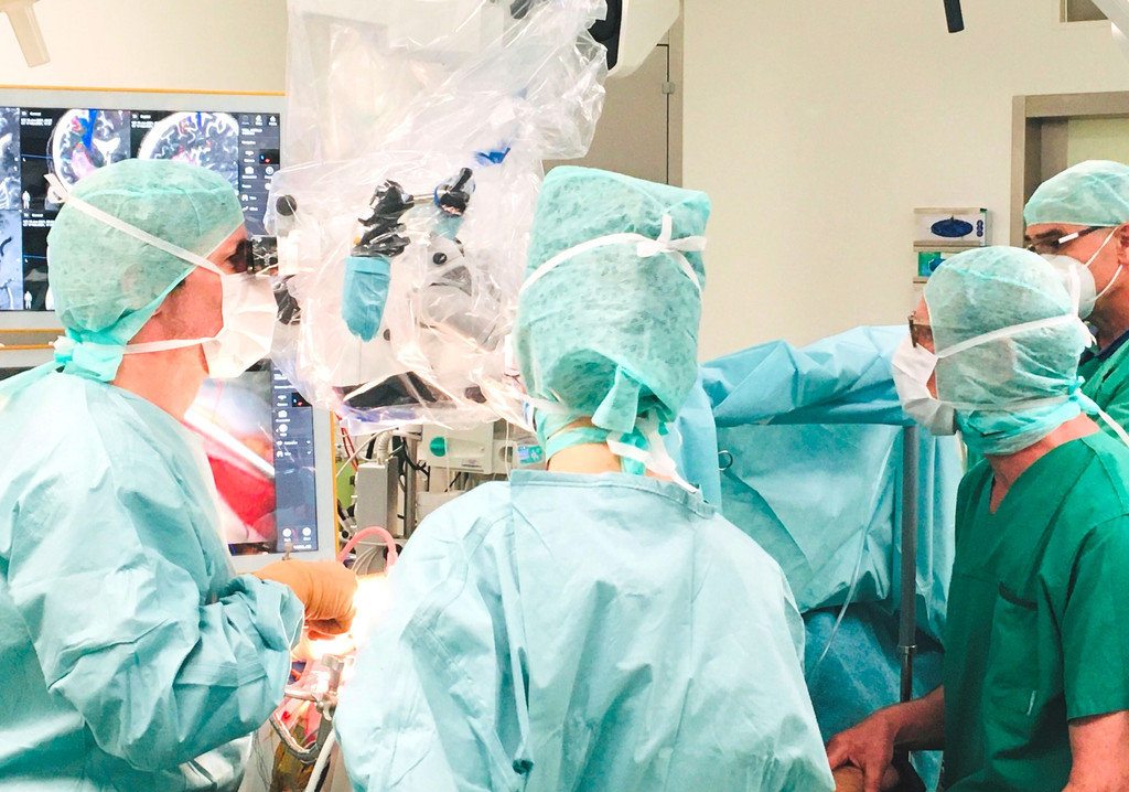 Neurochirurgen im Rhön-Klinikum während der Wach-OP