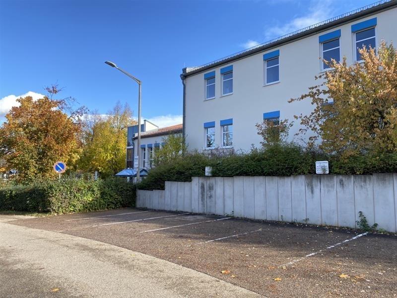 Parkplatz hinter einem Gebäude