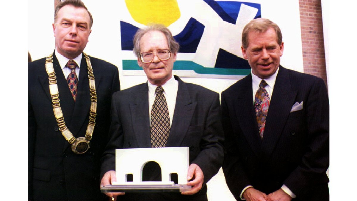 Von links nach rechts: Nürnbergs ehemaliger Oberbürgermeister Peter Schönlein (SPD), Preisträger Sergej Kowaljow, Laudator Vàclav Havel.