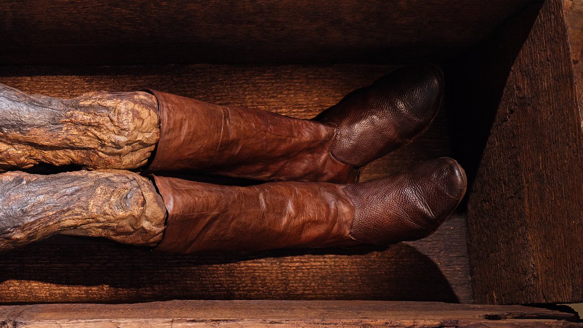 Außerordentlich gut erhaltene braune Lederstiefel an den Füßen der Moorleiche