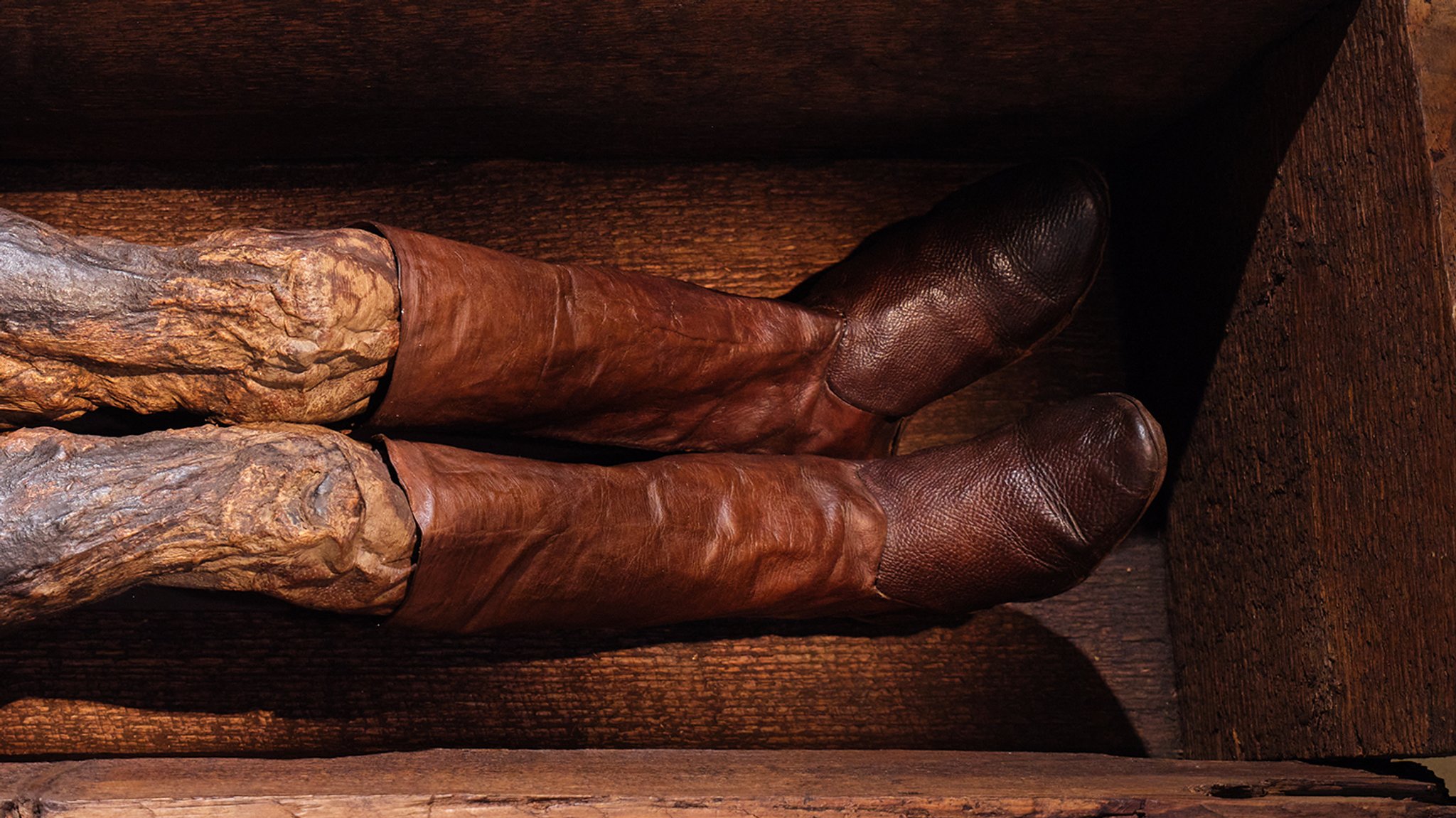 Außerordentlich gut erhaltene braune Lederstiefel an den Füßen der Moorleiche